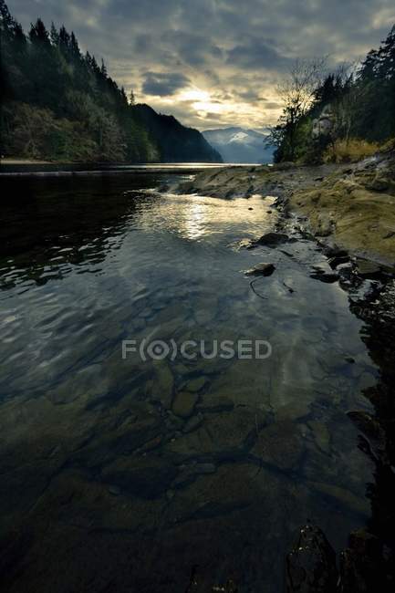 Сонця над на річці — стокове фото