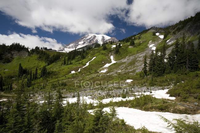 Neve na base da montanha — Fotografia de Stock