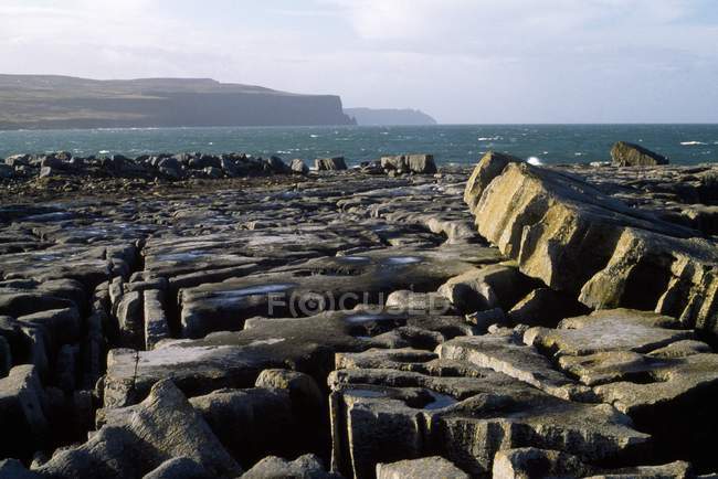 El Burren, con acantilados lejanos de Moher - foto de stock