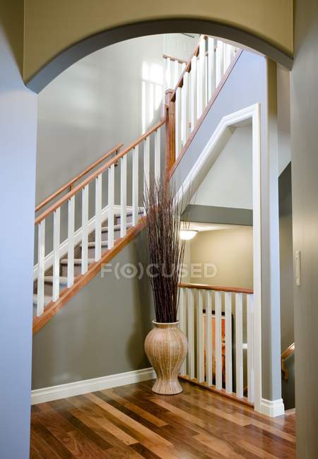 Entrada frontal com escadas — Fotografia de Stock
