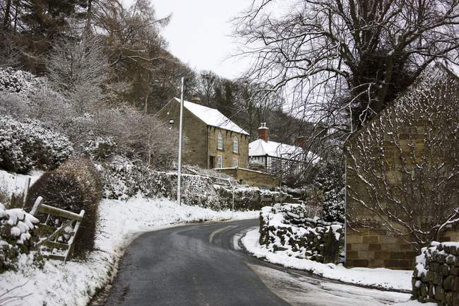 Estrada de Inverno com casa — Fotografia de Stock
