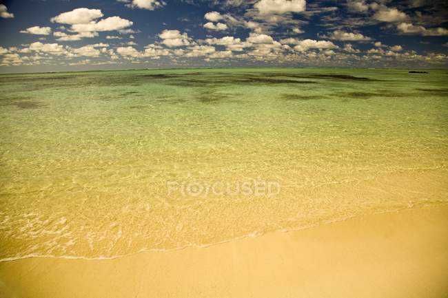 Playa de arena, Ile Aux Cerfs, Mauricio - foto de stock