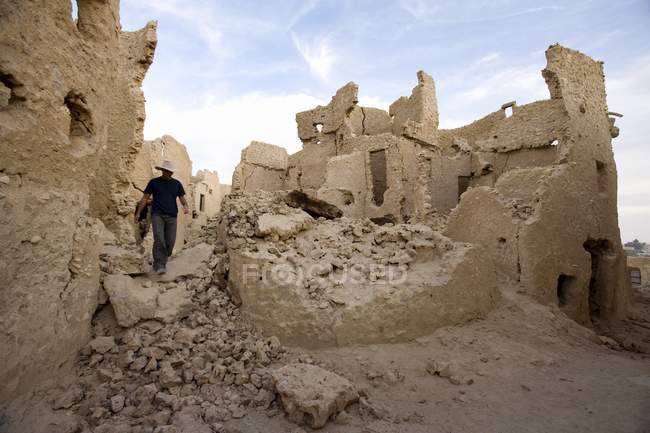 Homme explorant la forteresse de Shali — Photo de stock