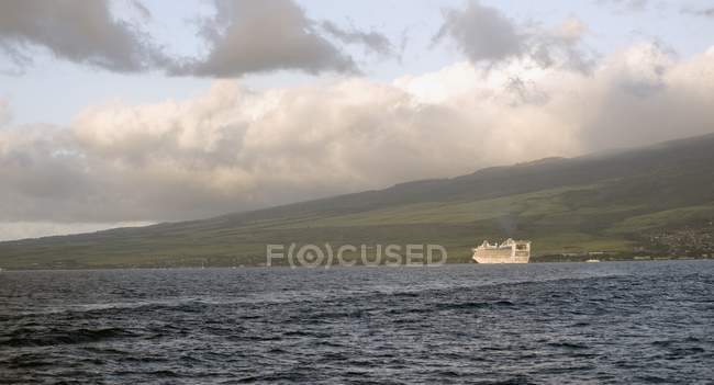 Barco contra a costa e colinas — Fotografia de Stock