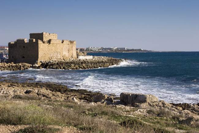 Замок на берегу моря — стоковое фото