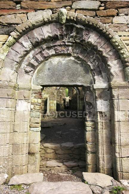 Вход в руины церкви — стоковое фото