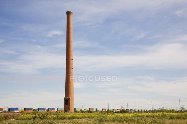 Torre de tijolo sobre campo de grama verde durante o dia — Fotografia de Stock
