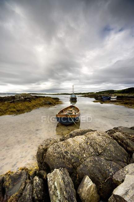 Barcos amarrados a rochas — Fotografia de Stock