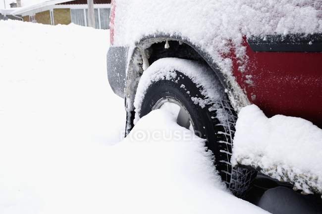 Fahrzeug steckt im Schnee fest — Stockfoto