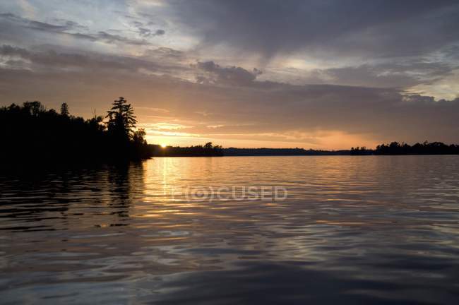 Вудское озеро во время заката — стоковое фото