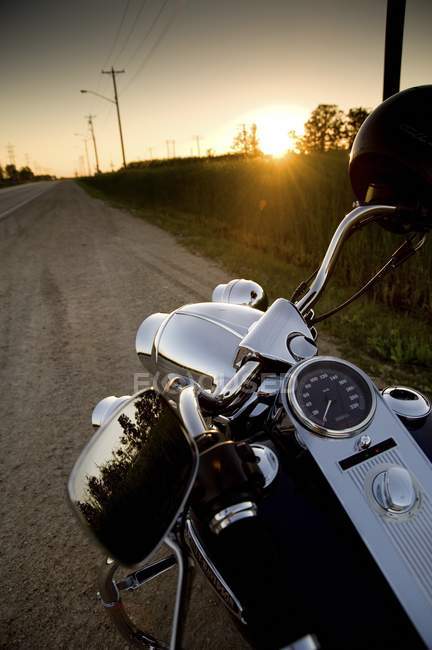 Motocicleta estacionada no lado da estrada — Fotografia de Stock