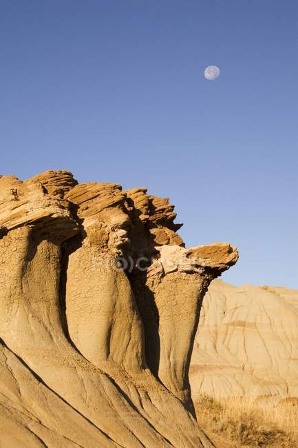 Hoodoos And Moon With Blue Sky — Stock Photo