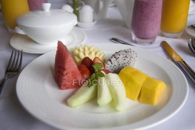 Prato branco de frutas — Fotografia de Stock