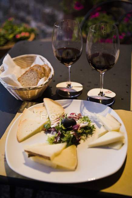 Сыр, хлеб и вино — стоковое фото