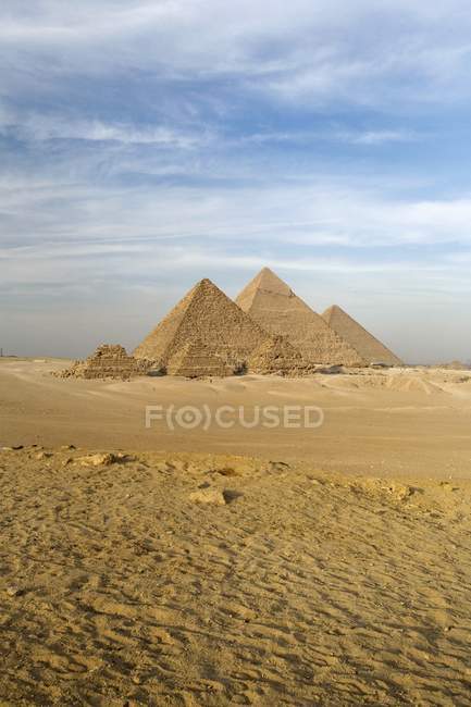 Пирамиды на песчаном поле — стоковое фото