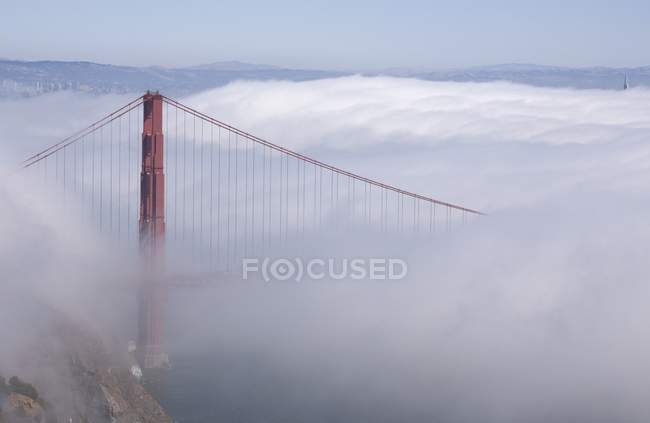 Puente Golden Gate en niebla - foto de stock