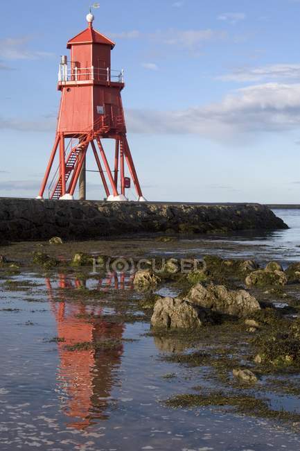 Lighthouse on coast — Stock Photo