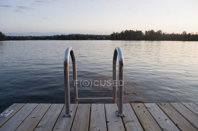 Dock en bois avec échelle — Photo de stock