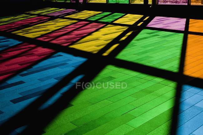Janelas coloridas e reflexão — Fotografia de Stock