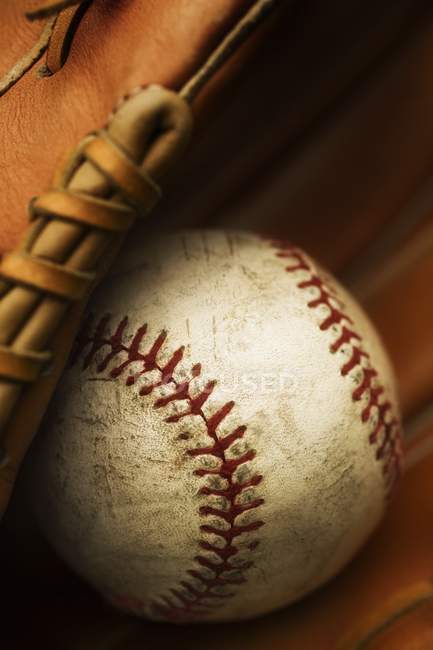 Primer plano de béisbol en guante de cuero - foto de stock