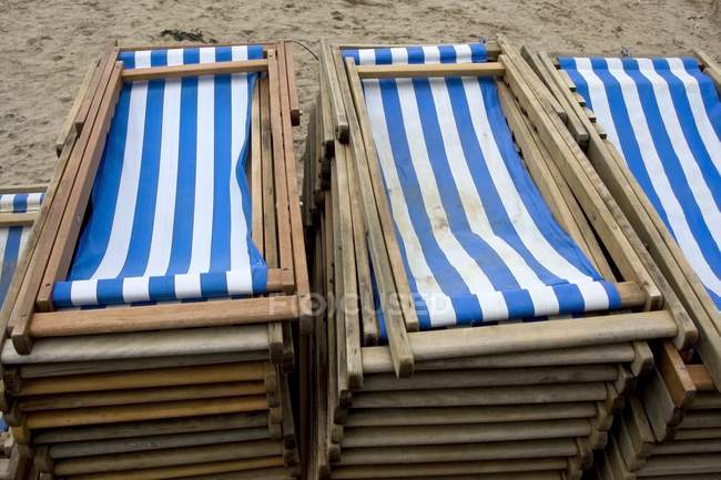 Mucchio di sedie da spiaggia pieghevoli — Foto stock