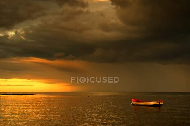 Barca ancorata al tramonto — Foto stock