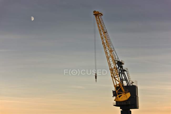 Crane Against Evening Sky — Stock Photo