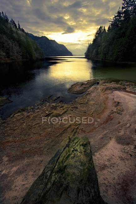 Sole che tramonta su un fiume — Foto stock
