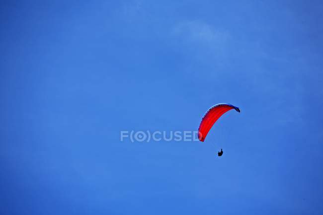Parachutisme dans le ciel bleu à Devon, Angleterre — Photo de stock