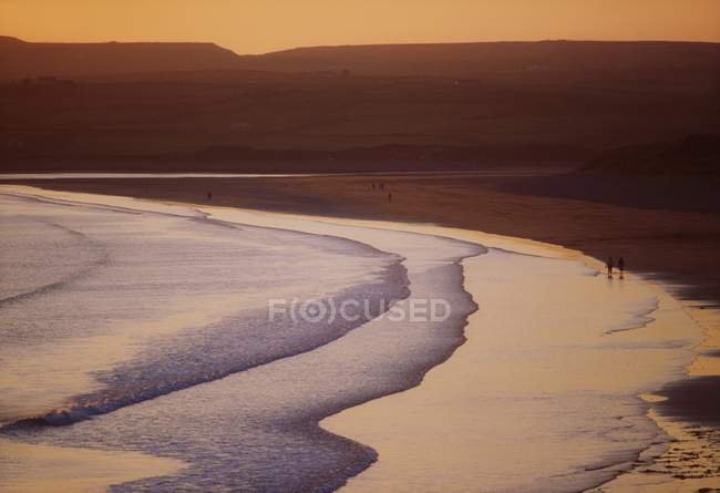 Вид волн на песчаный берег — стоковое фото