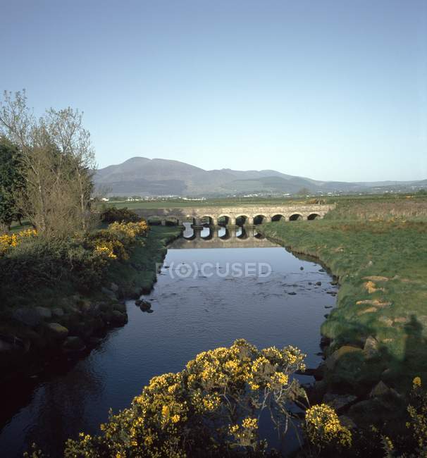 Вид на старый мост через воду — стоковое фото