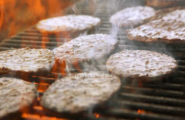 Hamburger Patties cucina sulla griglia — Foto stock