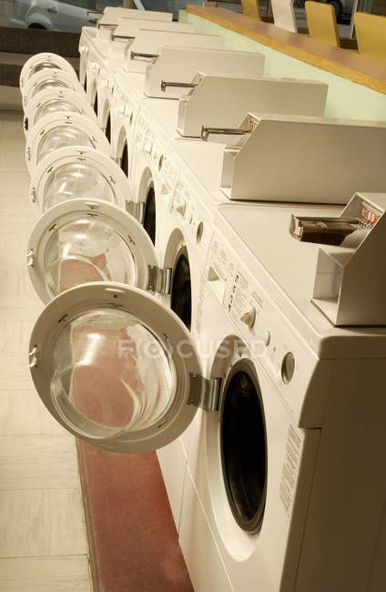 Fila di asciugatrici in lavanderia — Foto stock
