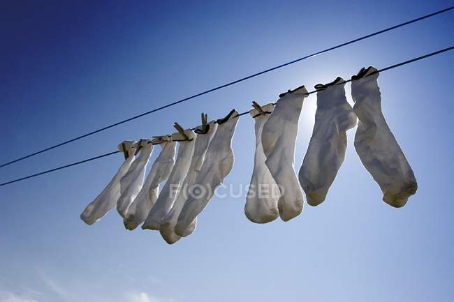 Chaussettes suspendues à la ligne — Photo de stock