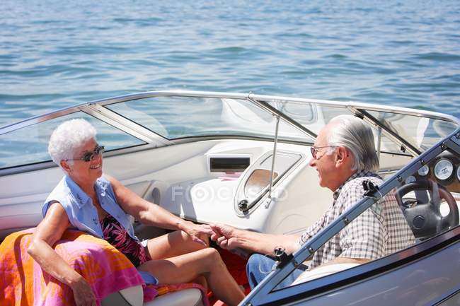 Seniorenpaar gemeinsam auf Boot auf See — Stockfoto
