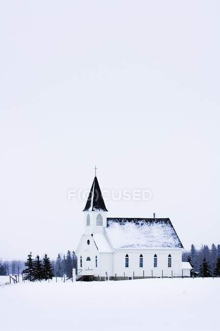 Iglesia del campanario en invierno - foto de stock