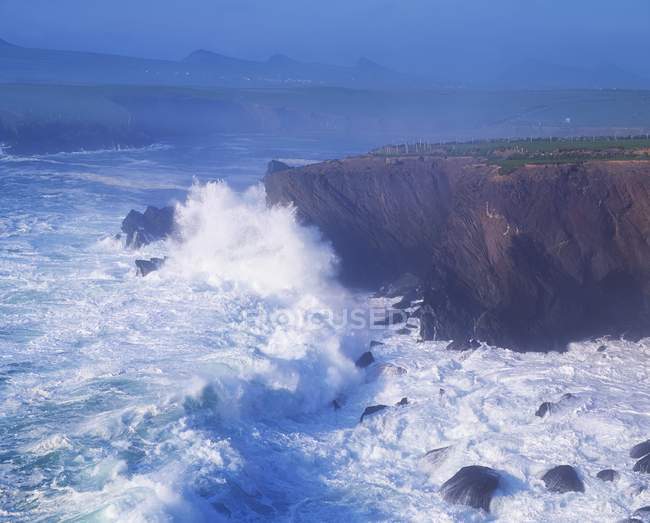 Волны бьются о скалу — стоковое фото