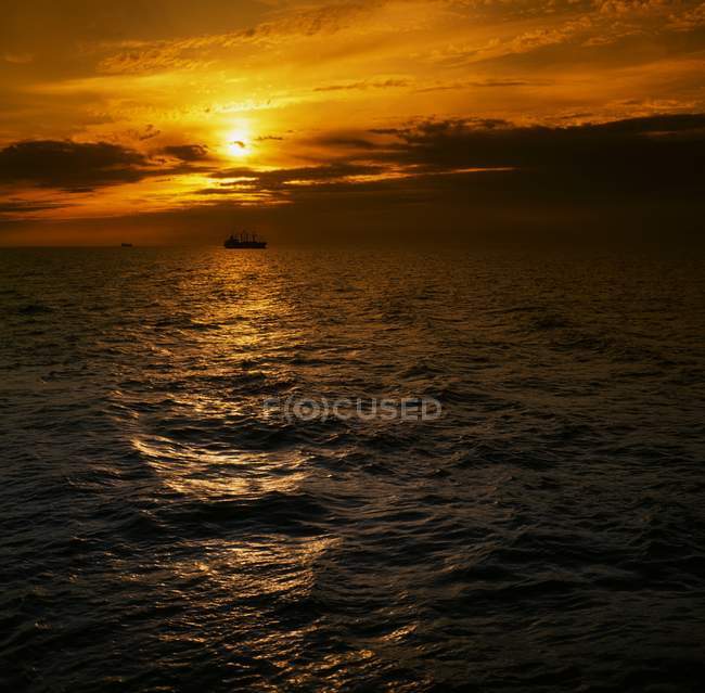 Barco solitário no mar — Fotografia de Stock