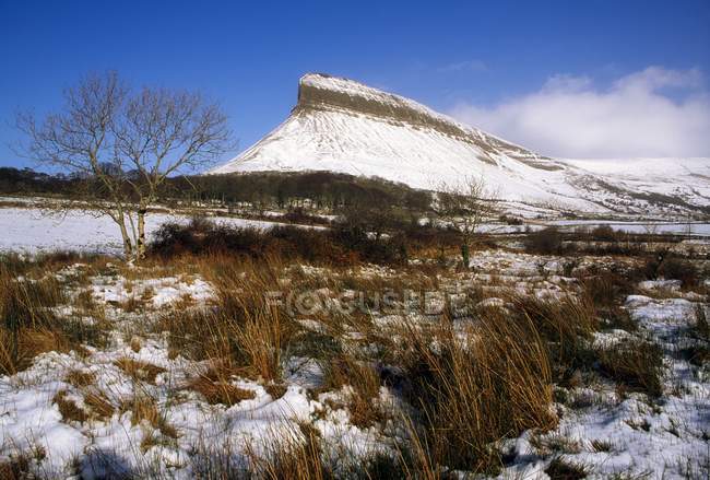 View of mountain in snow — Stock Photo