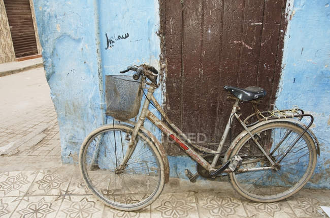 Bicicleta inclinada Agains tWall - foto de stock