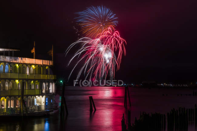 Feuerwerk erleuchtet die Nacht entlang des Flussufers von astoria; astoria, oregon, vereinigte staaten von amerika — Stockfoto