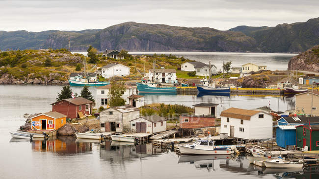 Vila piscatória com galpões coloridos e casas ao longo da costa atlântica; Bonavista, Terra Nova, Canadá — Fotografia de Stock