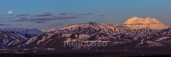 Panoramic view of snow covered mountains peaks during daytime — Stock Photo