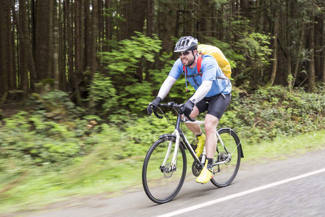 Cyclist Riding Through Pacific Rim National Park; Vancouver, Columbia Britannica, Canada — Foto stock