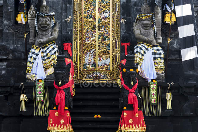 Statues dans un temple hindou à l'extérieur de Kuta ; Bali, Indonésie — Photo de stock