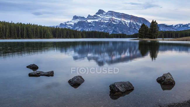 Montañas y lagos de Alberta; Alberta, Canadá - foto de stock