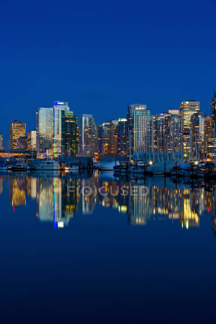 Reflet de l'horizon de Vancouver en soirée ; Vancouver, Colombie-Britannique, Canada — Photo de stock