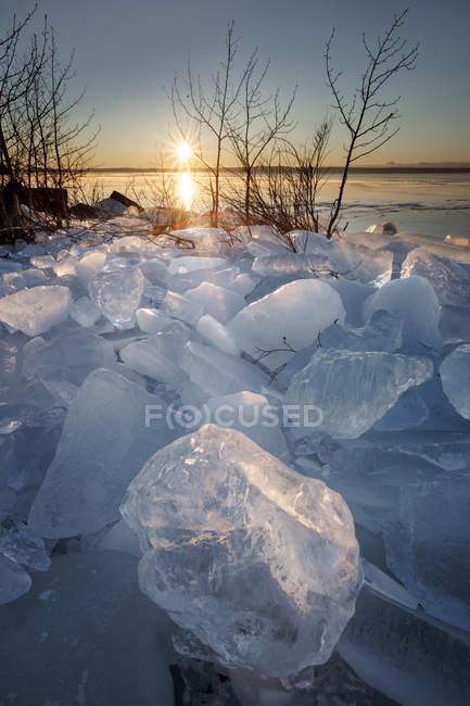 Morceaux de glace sur le lac Supérieur ; Thunder Bay, Ontario, Canada — Photo de stock