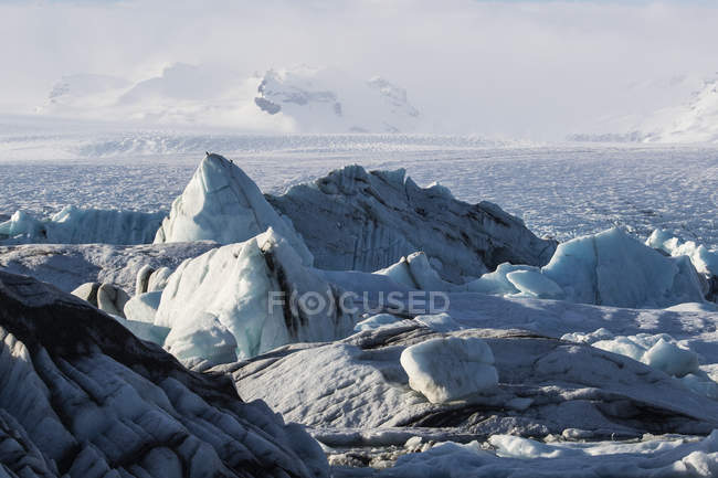 Icebergs maciços sufocam as águas da lagoa glacial ao longo da costa sul da Islândia; Jokulsarlon, Islândia — Fotografia de Stock