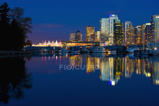 Reflexão do horizonte de Vancouver na noite; Vancouver, Colúmbia Britânica, Canadá — Fotografia de Stock